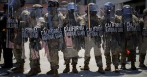 Una corte federal de apelaciones autorizó a Trump a mantener el control de la Guardia Nacional en Los Ángeles