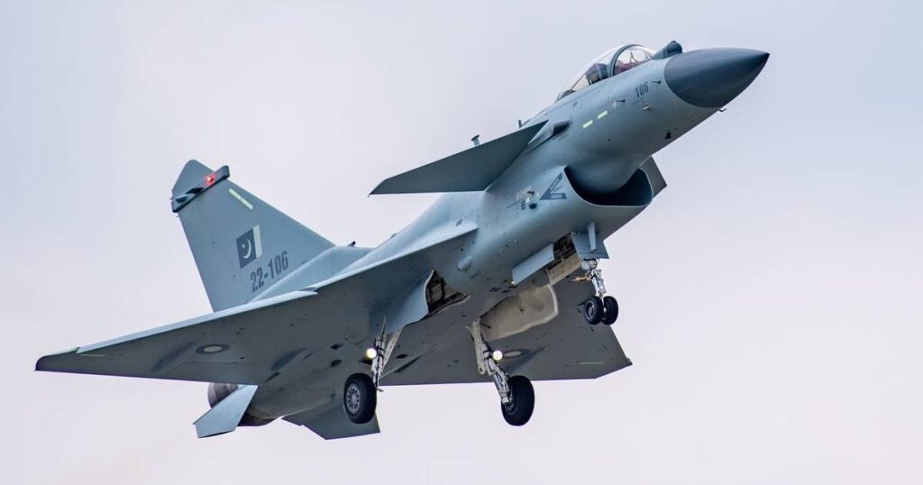 Alerta en Taiwán: decenas de aviones militares de China cruzaron la línea central del estrecho