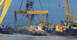 Comenzaron las tareas de rescate del superyate Bayesian, hundido en Sicilia hace casi un año