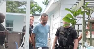 Dejó a su bebé solo dentro del auto bajo el sol mientras iba al bar: el niño murió y ahora lo acusan de homicidio