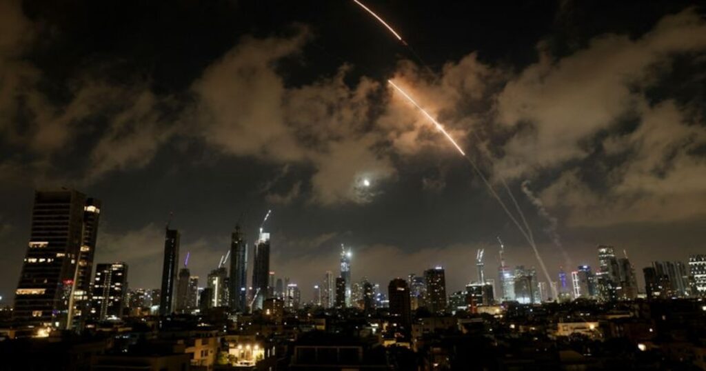 El régimen de Irán lanzó cinco misiles balísticos contra el centro de Israel durante la madrugada