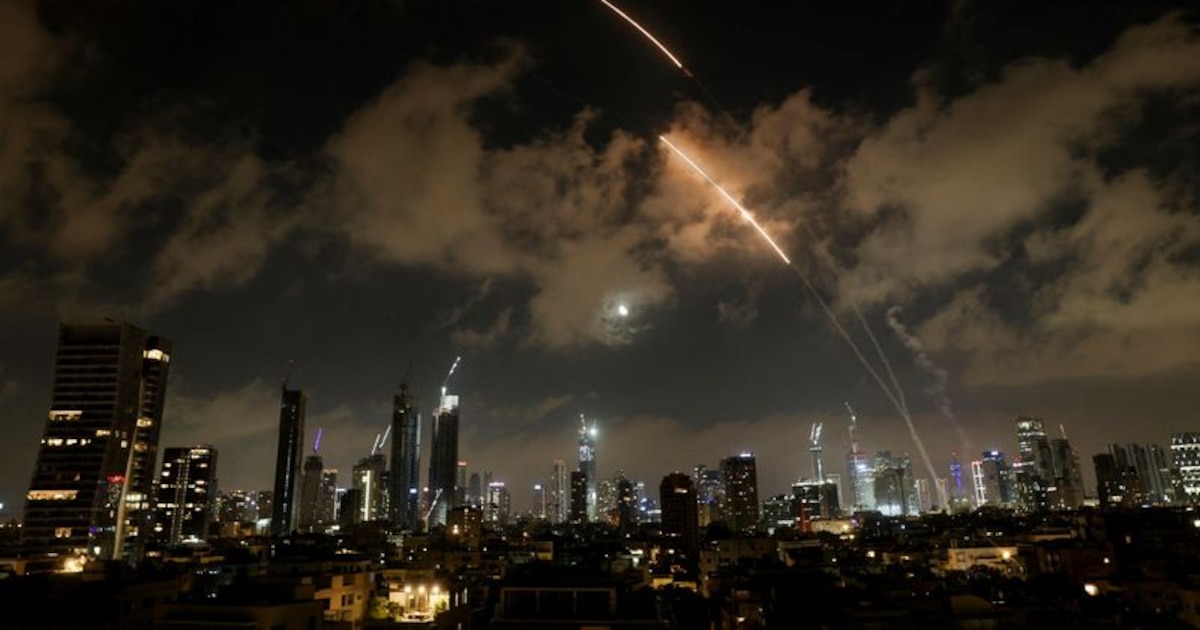 El régimen de Irán lanzó cinco misiles balísticos contra el centro de Israel durante la madrugada