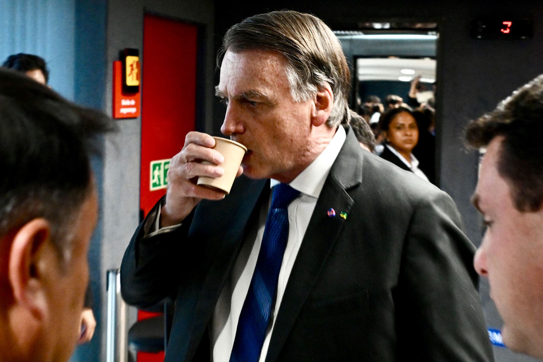 Bolsonaro afirma estar bien tras un malestar estomacal
