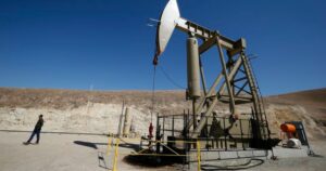 Petróleo al alza, dólar fuerte y bolsas inestables: el impacto financiero inmediato del ataque de EEUU contra Irán