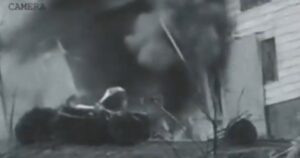 El momento en que Israel atacó la cárcel de Evin en Teherán