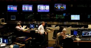 Las monedas en América Latina resisten, pero las bolsas cayeron en medio de las tensiones en Medio Oriente