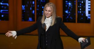 La voz de Barbra Streisand regresa: McCartney y Dylan la acompañan en su nuevo disco