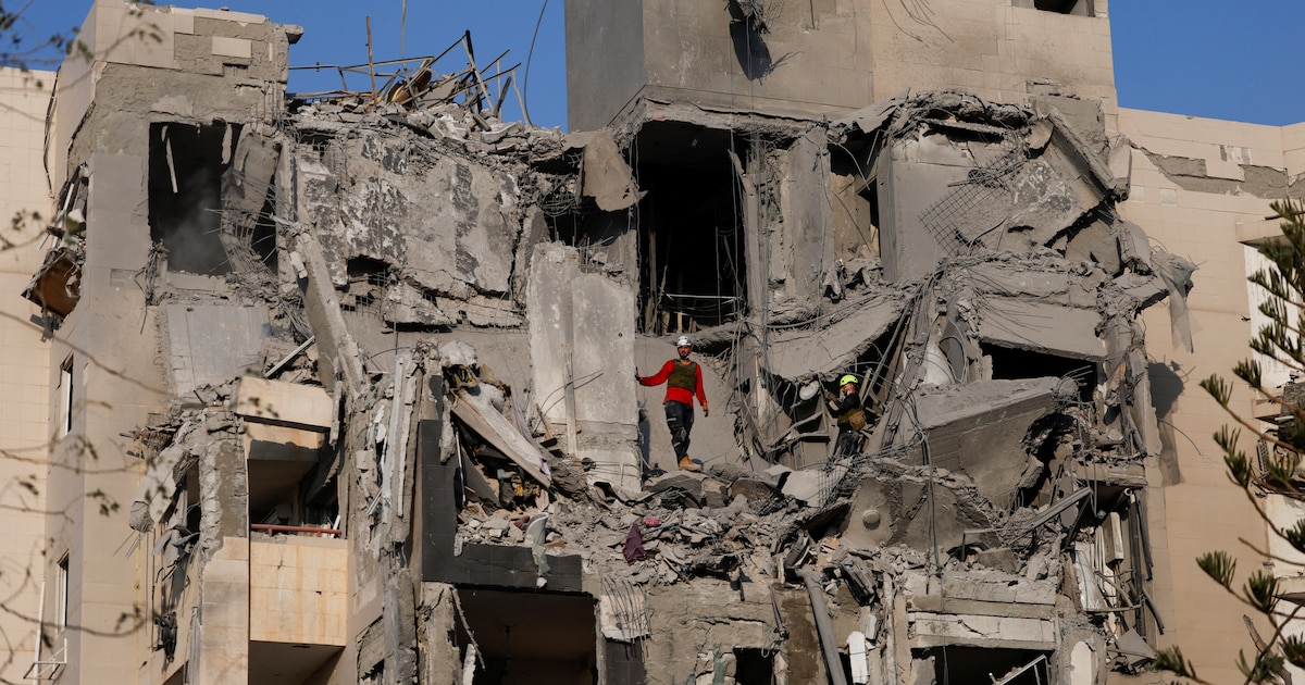 El momento en que un misil iraní impactó contra un edificio residencial de la ciudad israelí de Beersheba