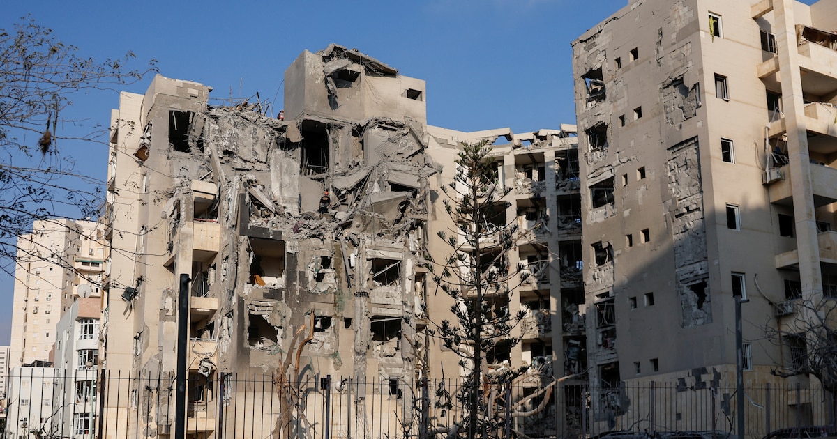 Un misil balístico lanzado por Irán alcanzó una zona residencial en el sur de Israel: al menos cuatro muertos y varios heridos