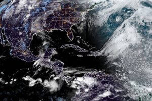 Vigilan zona de baja presión con posibilidad de ciclón tropical en el Atlántico