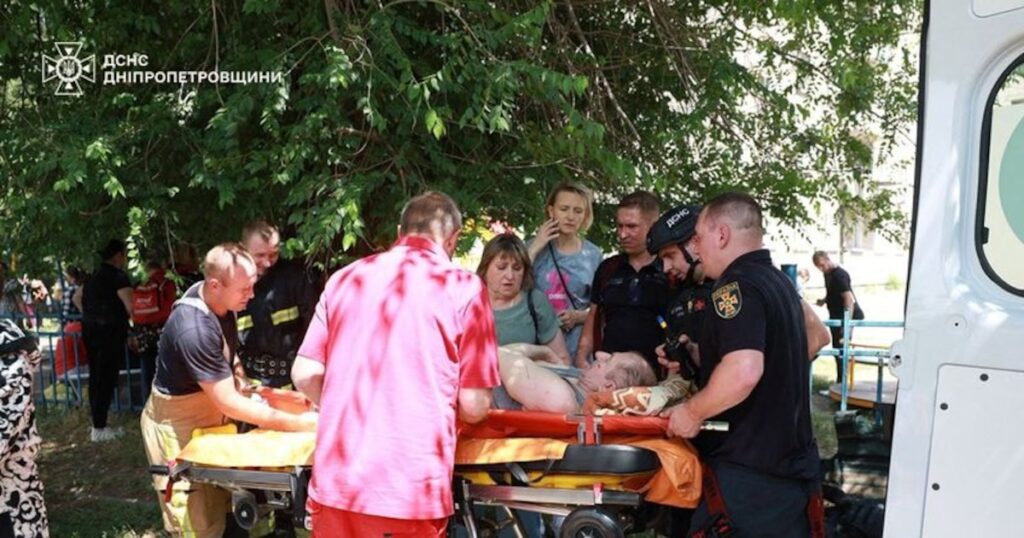 Ataques rusos mataron al menos 18 civiles en Ucrania mientras Zelensky busca más ayuda occidental