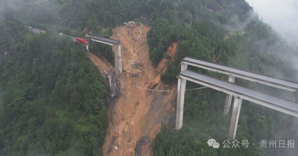 Colapsó una autopista por las lluvias en China y un camión quedó colgando