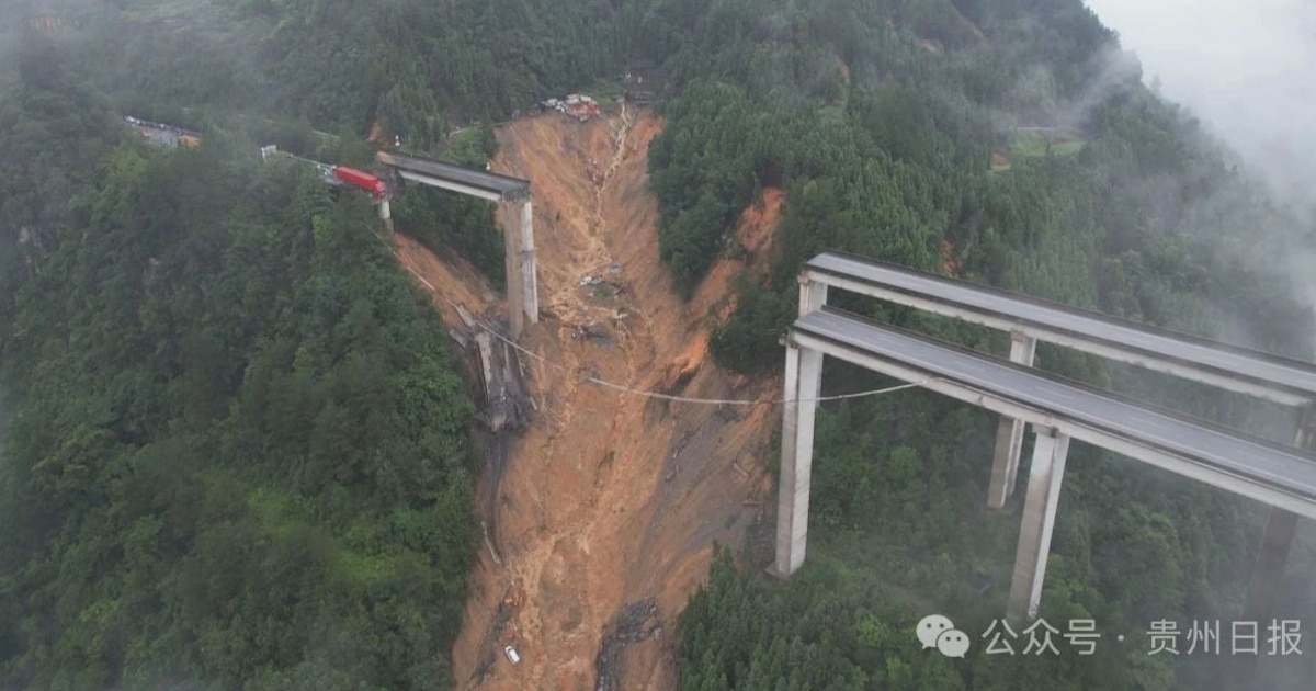 Colapsó una autopista por las lluvias en China y un camión quedó colgando