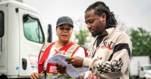 Camioneros temen despidos ante nuevas reglas federales que exigen dominio del inglés en Estados Unidos
