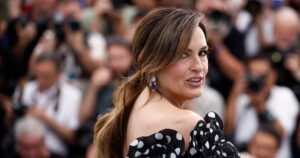 El impacto de los oscuros secretos familiares en la vida profesional y emocional de Mariska Hargitay descubiertos tras el estreno de My Mom Jayne