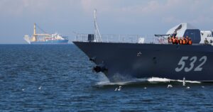 Rusia camufló un buque de guerra para escoltar petroleros sancionados por el Canal de la Mancha
