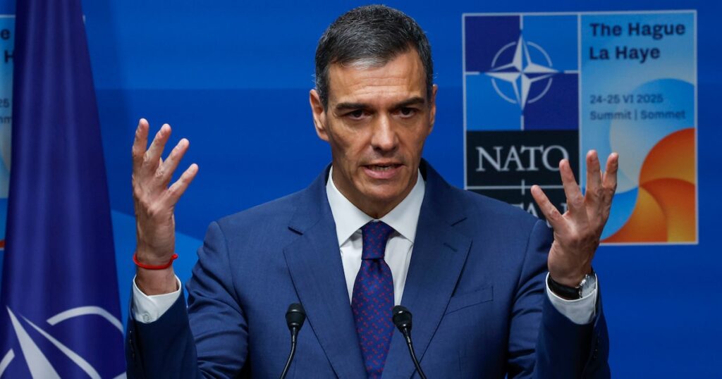 España firmó el acuerdo de la OTAN para invertir el 5% de su PIB en defensa, pero Sánchez dice que sólo gastará 2,1%