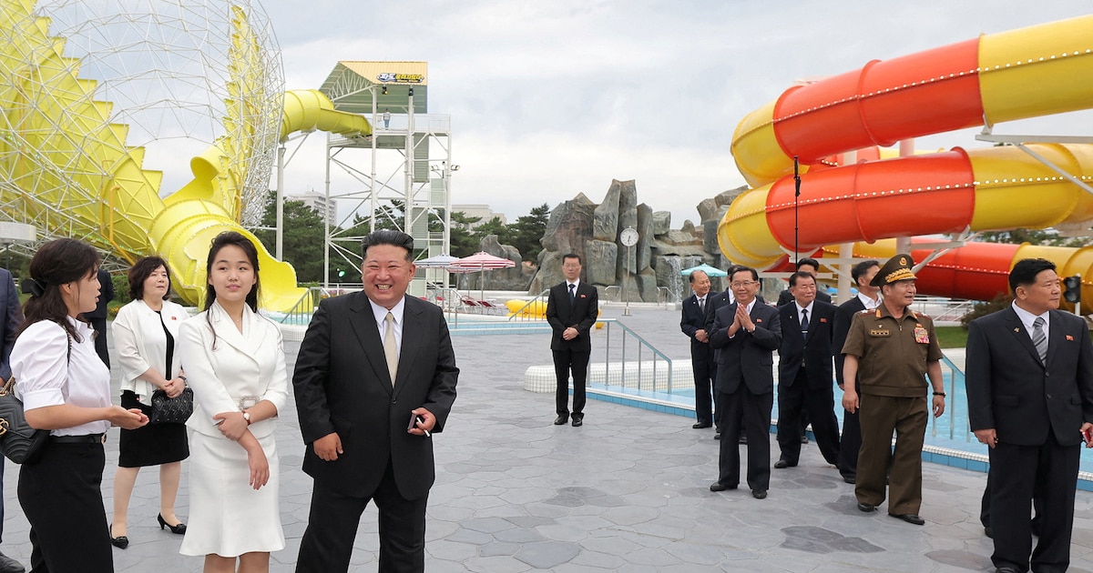 La esposa del dictador norcoreano Kim Jong-un reapareció junto a su hija en una ceremonia tras más de un año de ausencia