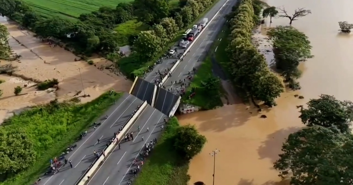 Colapsó un puente en la principal autopista que conecta Caracas con el oeste de Venezuela por las intensas lluvias
