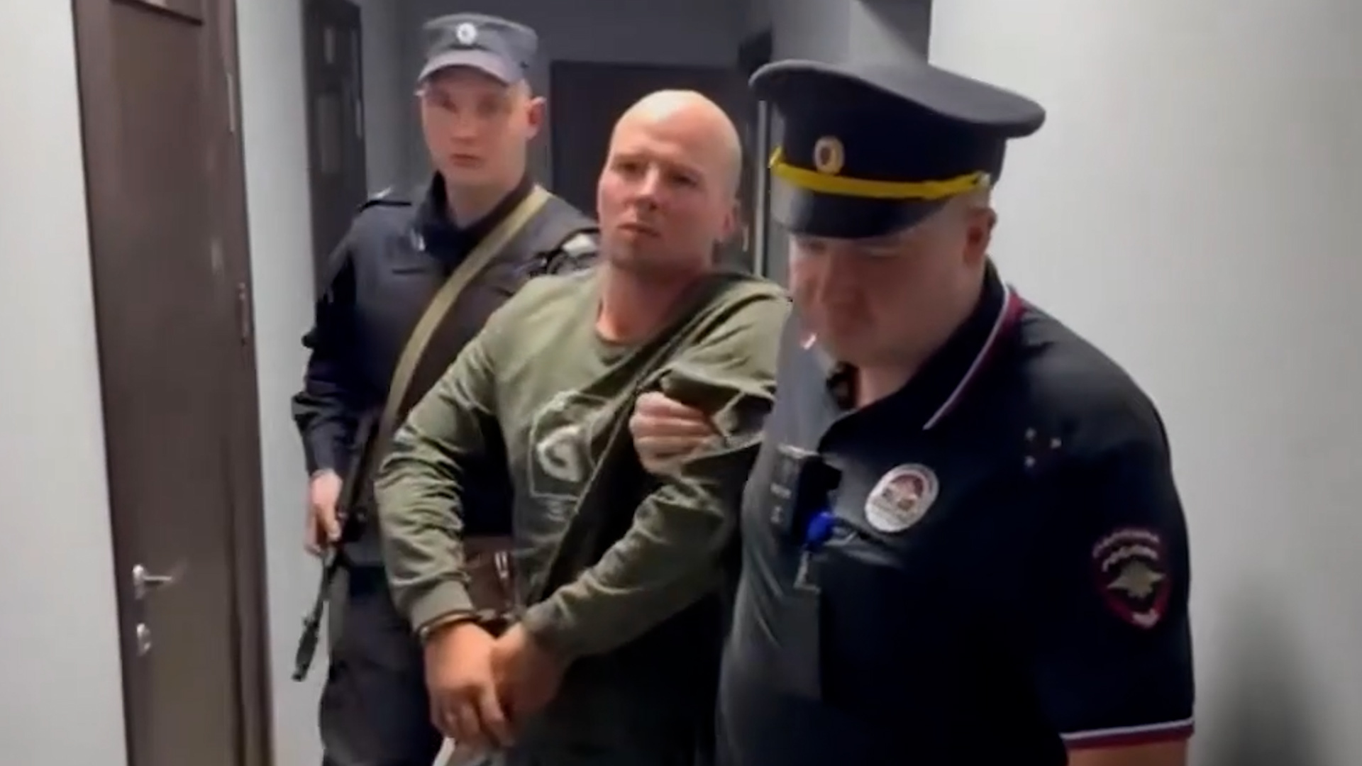 Hombre acusado después de golpear violentamente a un niño afgano al suelo