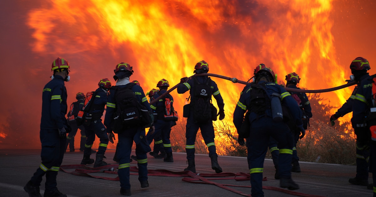 Grecia en llamas: un violento incendio forestal en las afueras de Atenas fuerza la evacuación de cinco localidades