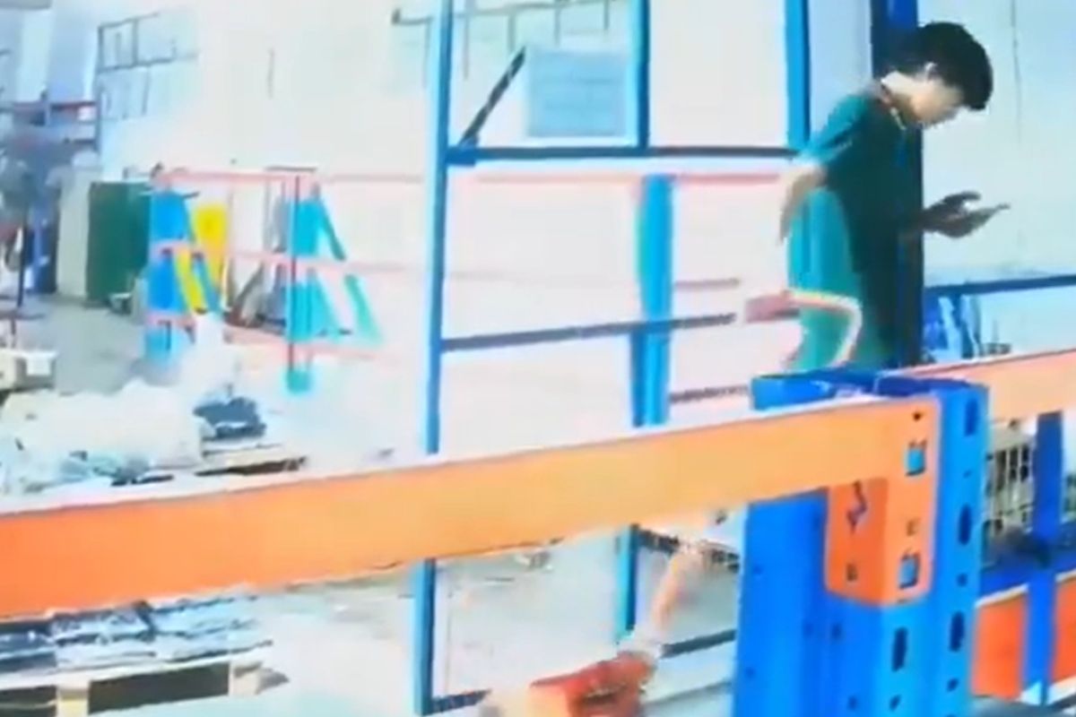 VIDEO: Trabajador pierde la vida tras caer al vacío por ir viendo el celular