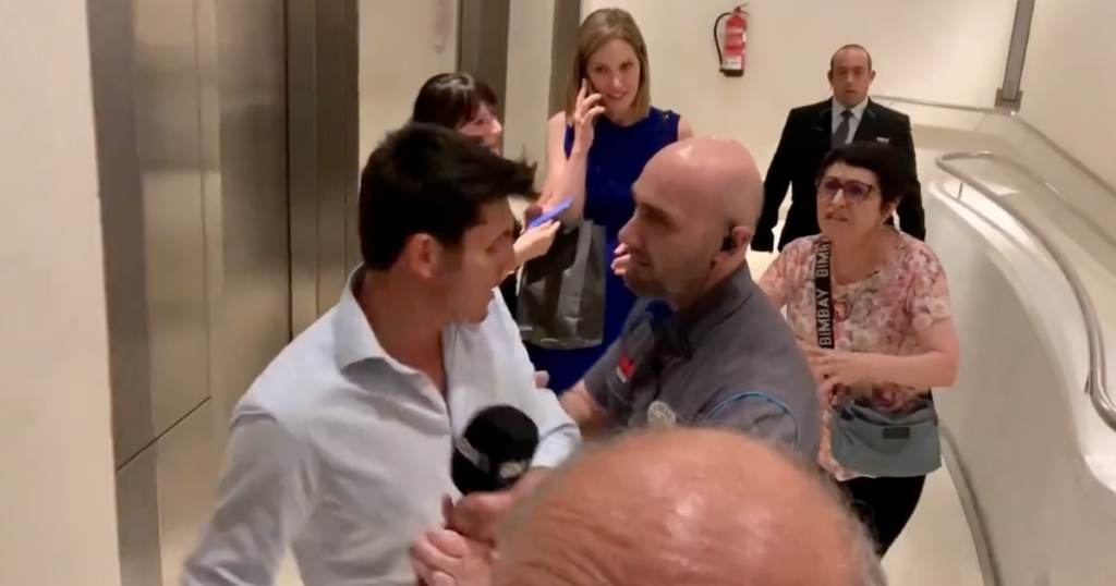 Vito Quiles acusa de sectarismo a Silvia Intxaurrondo en un acto y es expulsado a empujones por un vigilante de seguridad