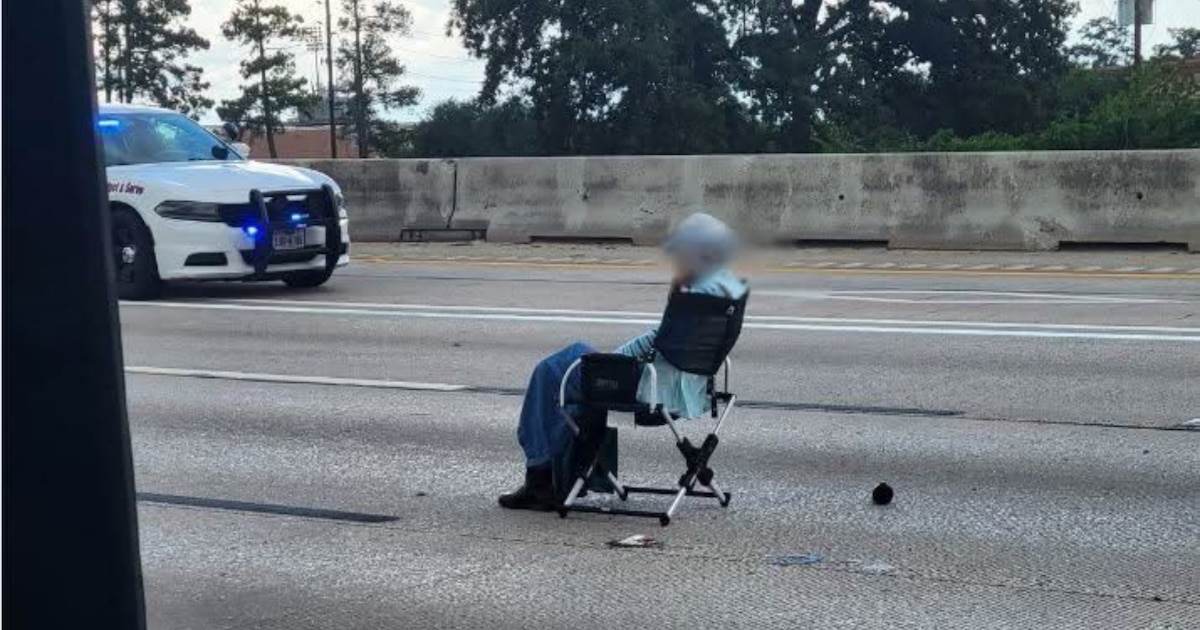 Se sentó en una silla de jardín con un arma en la mano: una mujer de 64 años bloqueó una autopista de Texas