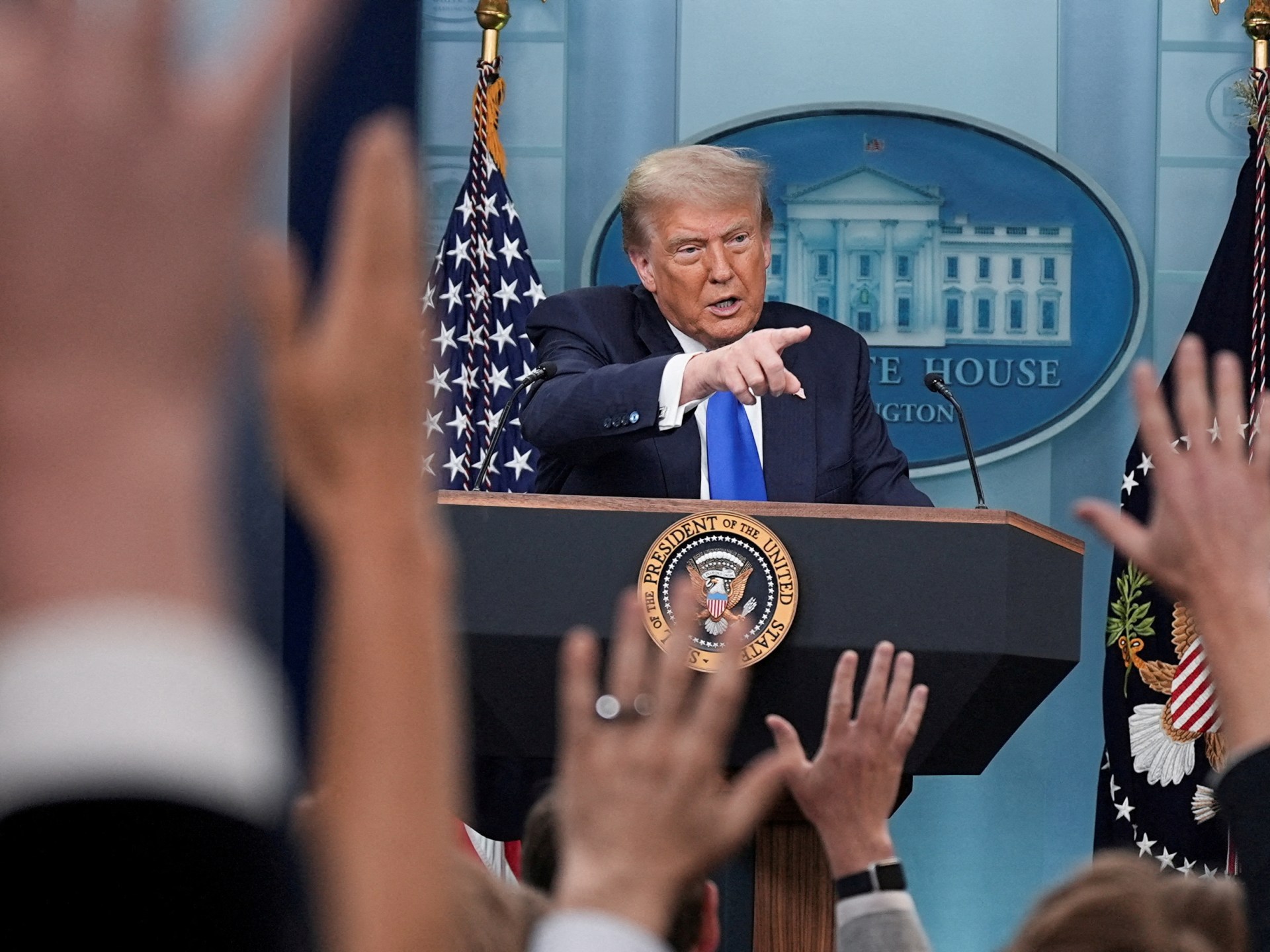 Trump Lambasts Khamenei, dice que bombardearía a Irán si las actividades nucleares se reinicien