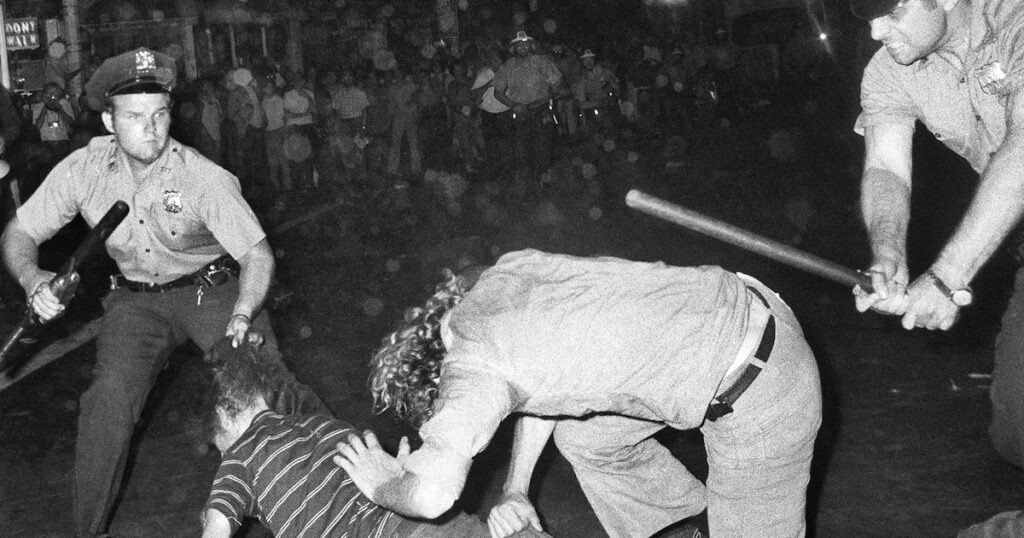 Día del Orgullo: la batalla campal en la que el colectivo LGBT+ dejó la vergüenza atrás y empezó a ganar sus derechos