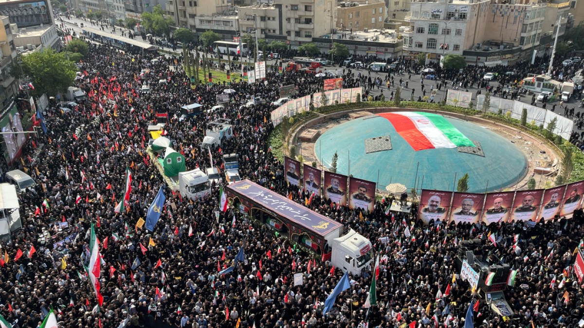Irán posee el funeral de estado para los principales comandantes, científicos asesinados por Israel