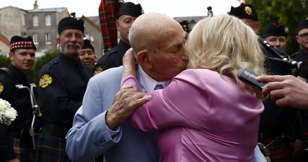 La emocionante historia de amor que cruzó un siglo: con 100 años él y 96 ella se casaron en la tierra del “Día D”