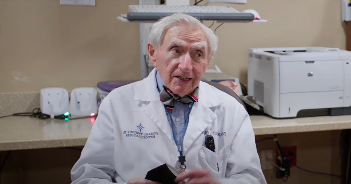 Tiene 102 años y es el neurólogo en actividad más longevo del mundo: los secretos de Howard Tucker para mantenerse en forma física y mentalmente