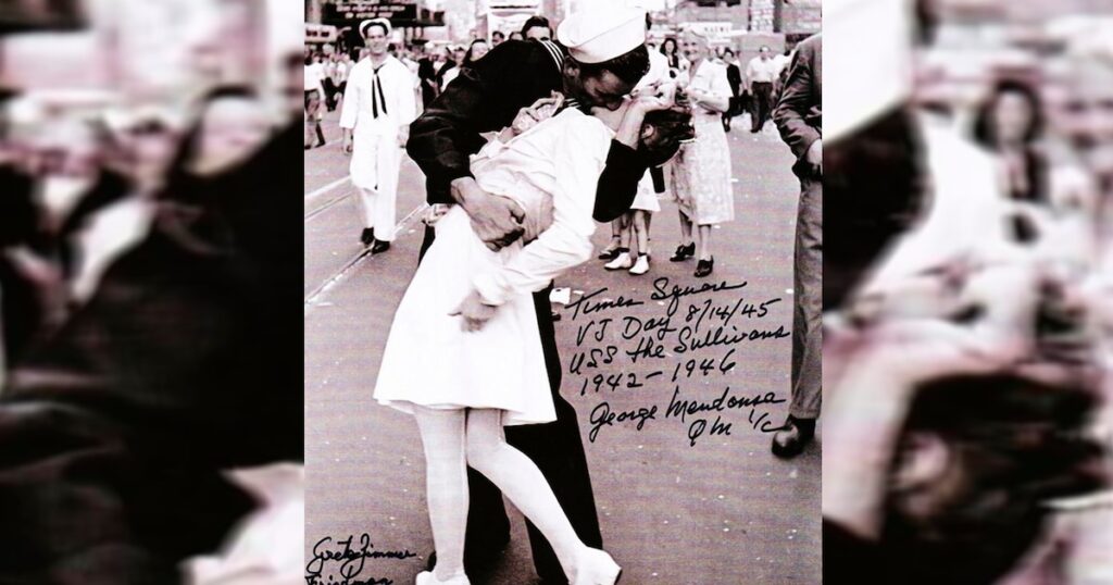 La enfermera y el marinero: la historia de uno de los besos más icónicos del siglo XX y de la fotografía que lo volvió un símbolo
