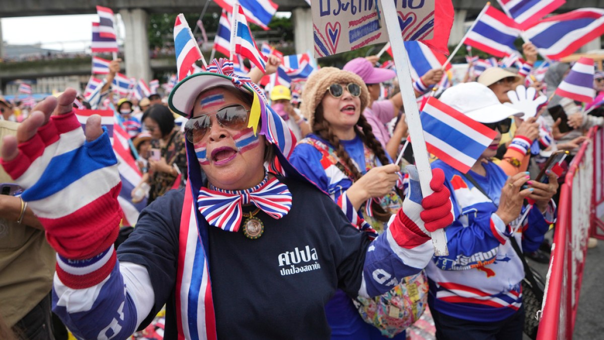 Los manifestantes de Tailandia exigen la renuncia del primer ministro sobre la llamada filtrada con Hun Sen