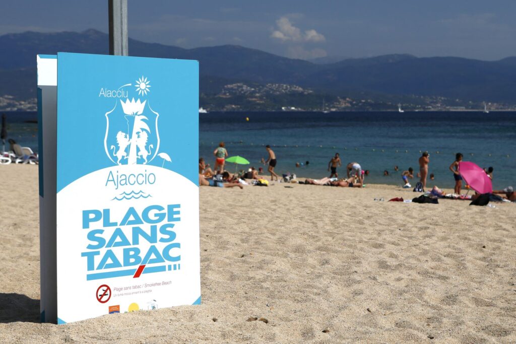 Francia prohíbe fumar en playas, parques y alrededores de escuelas desde este domingo