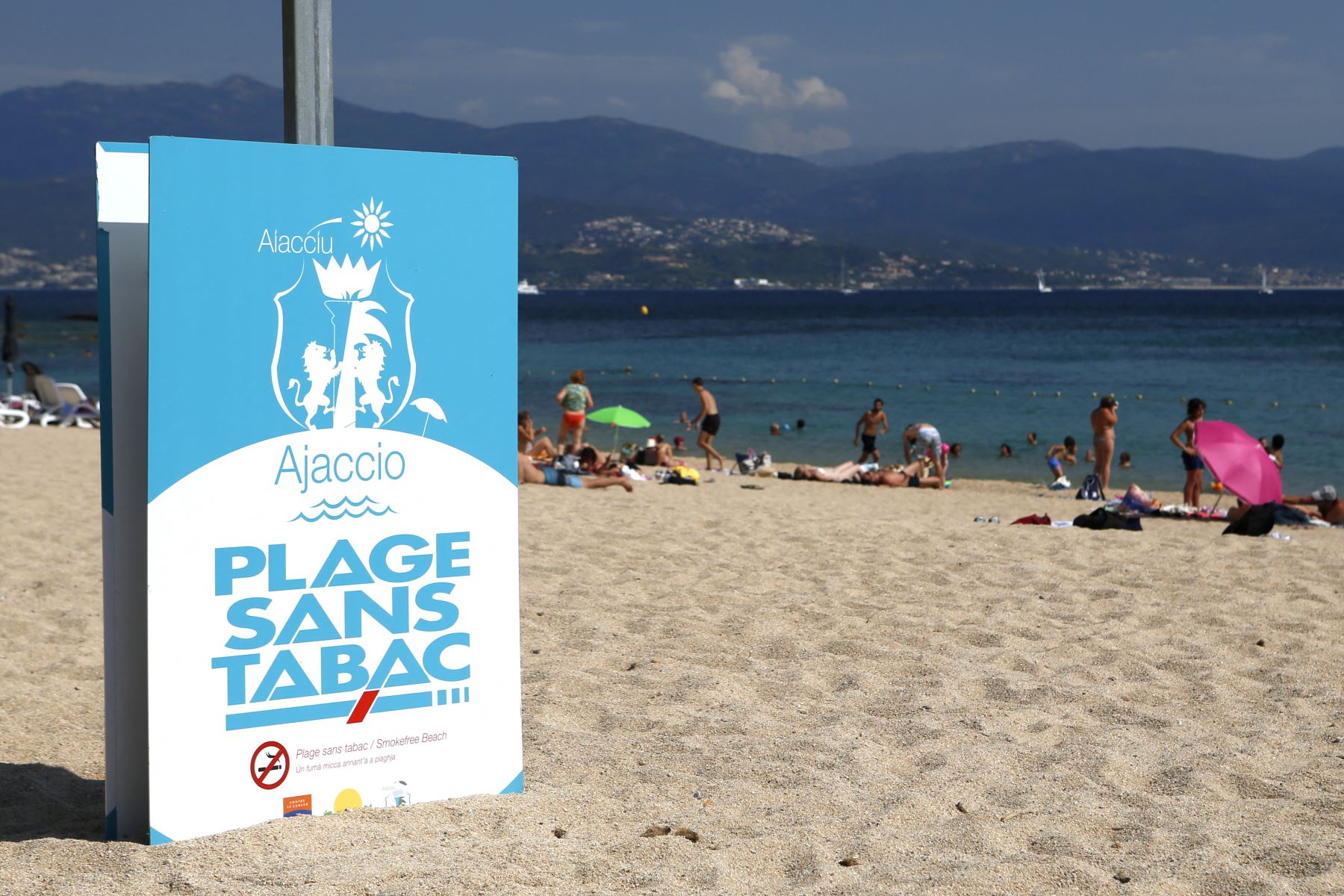 Francia prohíbe fumar en playas, parques y alrededores de escuelas desde este domingo
