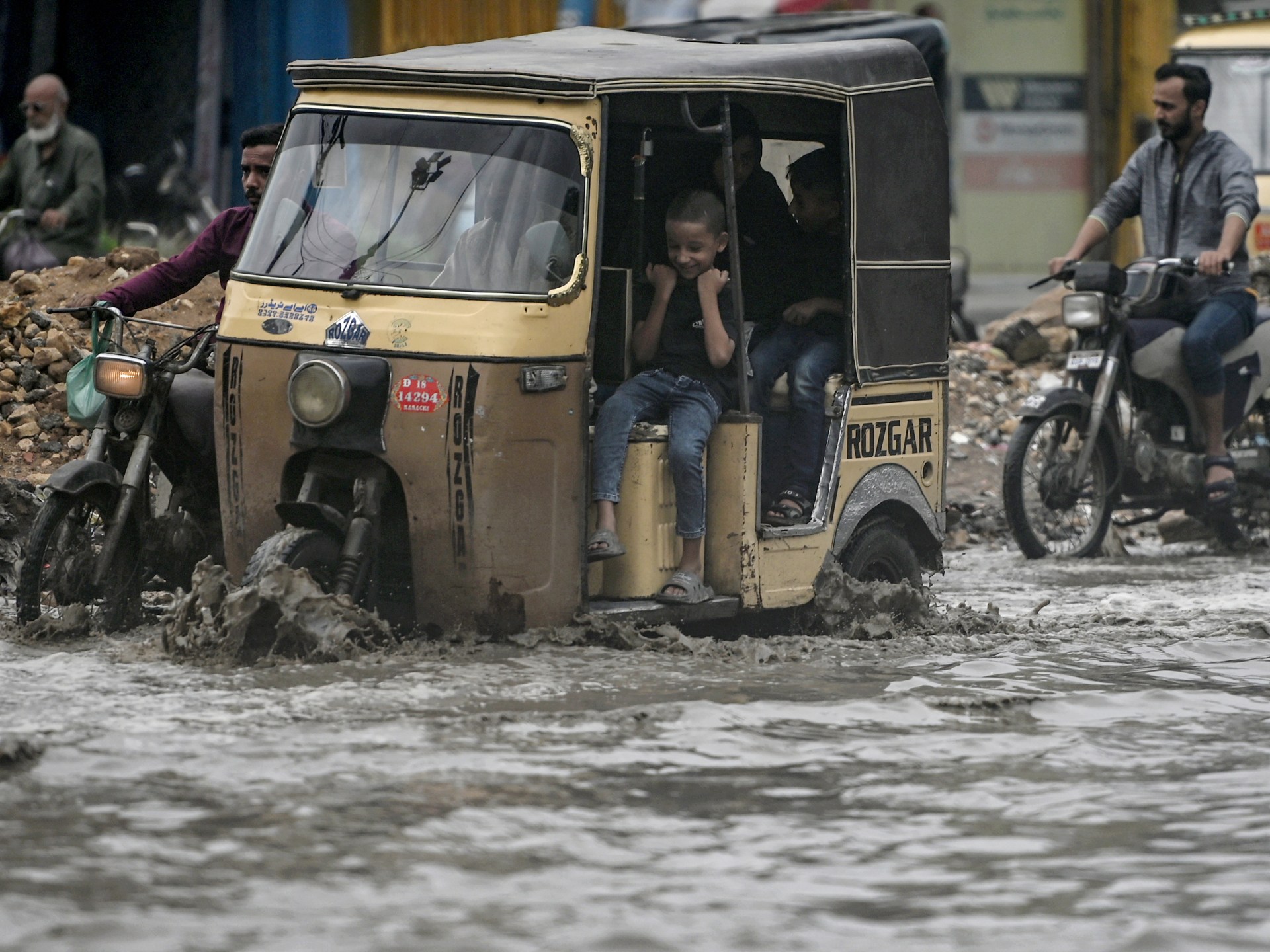 El número de muertos se eleva después de que Pakistán llegó a inundaciones repentinas y fuertes lluvias
