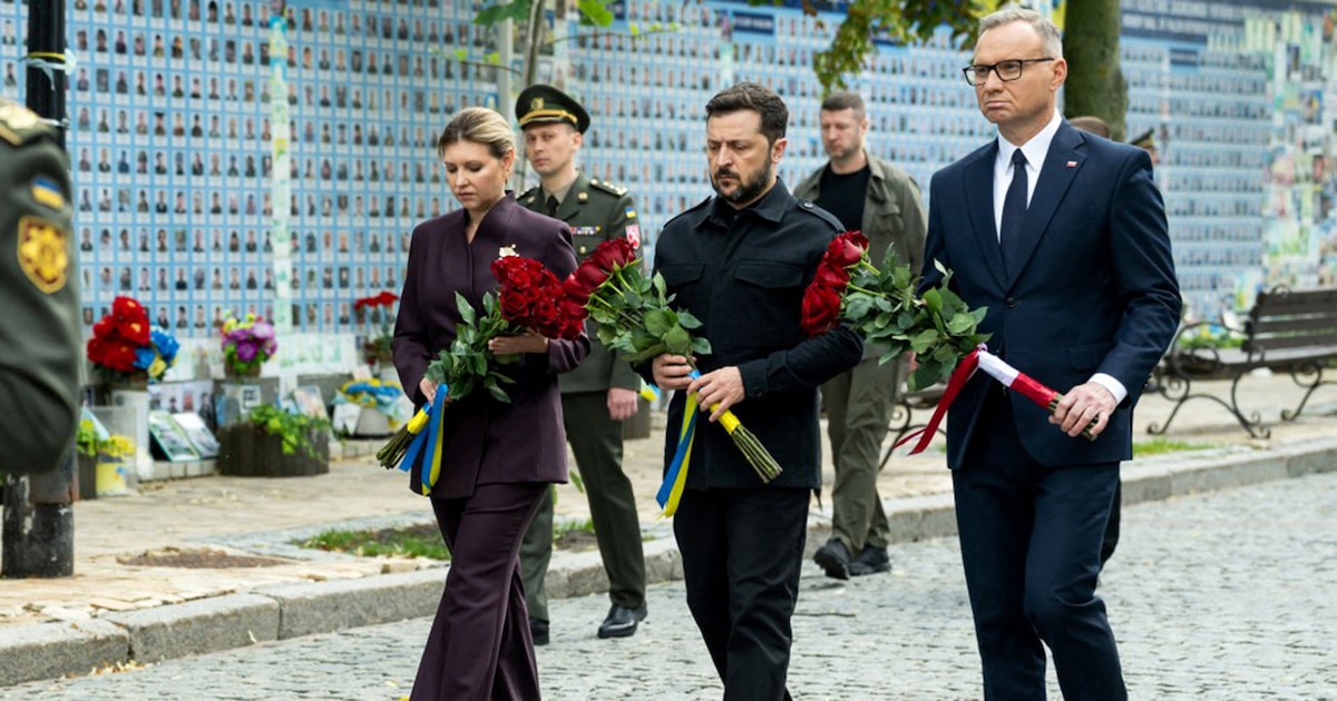 Volodimir Zelensky y Andrzej Duda rindieron homenaje a los soldados ucranianos caídos durante la invasión rusa
