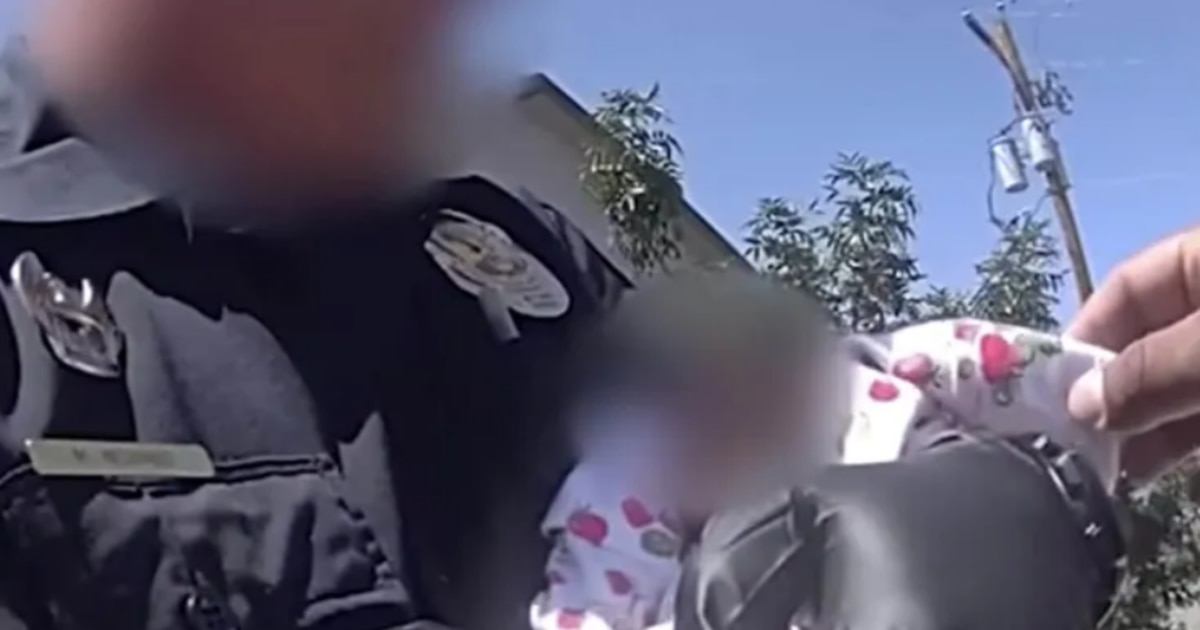 Un bebé dormía envuelto en una manta junto al cuerpo sin vida de su madre: la policía difundió el rescate en video