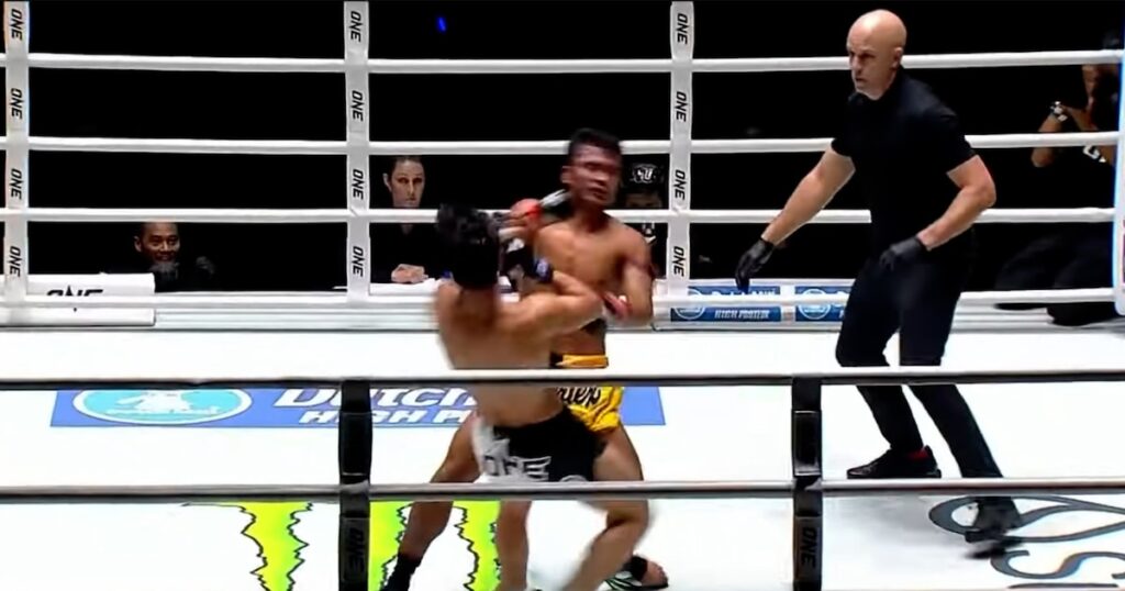Cayeron a la lona al mismo tiempo en una de las peleas más brutales de MMA y el ganador por KO recibió un contrato de 100 mil dólares