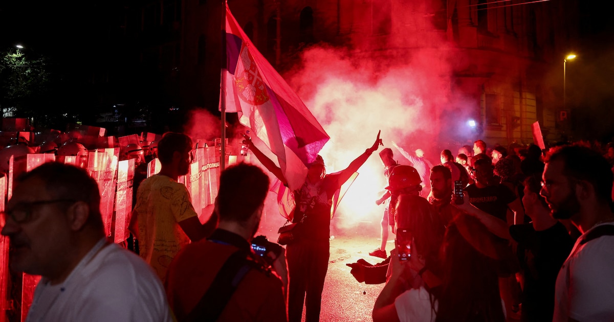 Crece la tensión en Serbia: disturbios y varios heridos tras una nueva masiva movilización de la oposición contra el Gobierno
