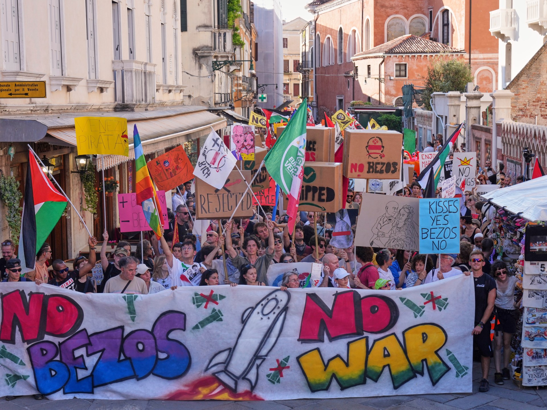 Los manifestantes inundan las calles de Venecia durante la boda del fundador de Amazon Bezos