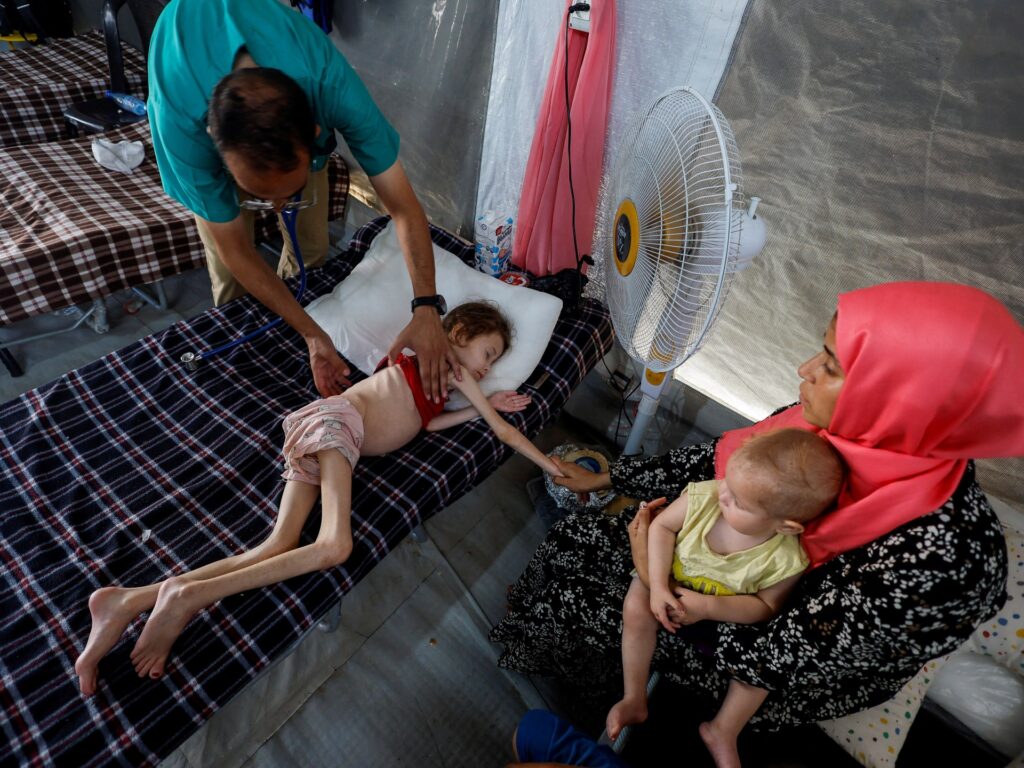 Al menos 66 niños muertos de desnutrición en Gaza mientras Israel tensa asedio