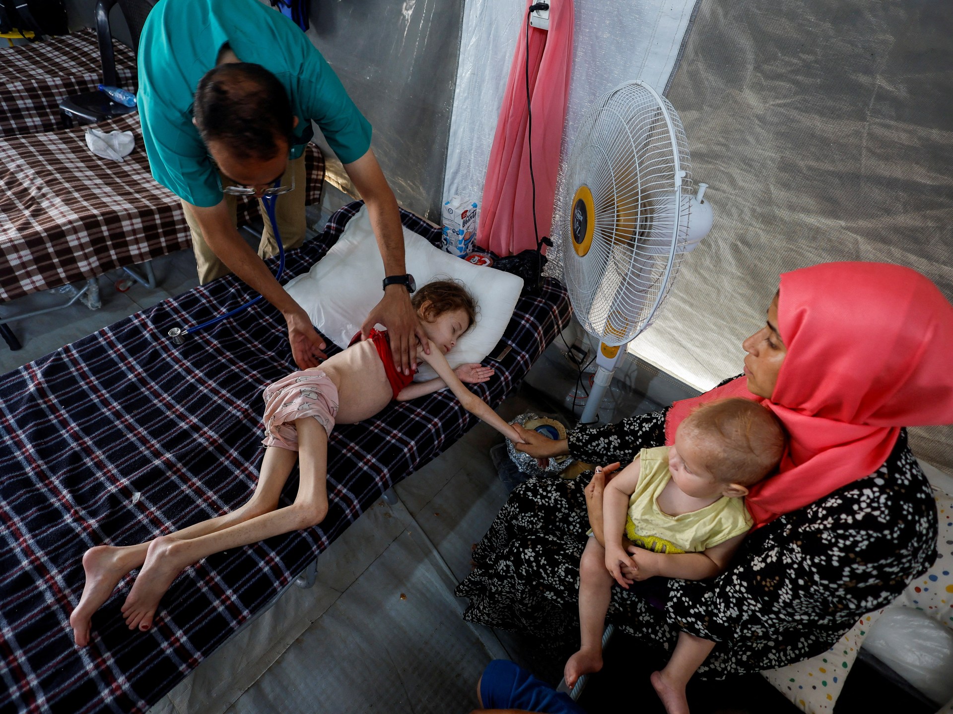 Al menos 66 niños muertos de desnutrición en Gaza mientras Israel tensa asedio