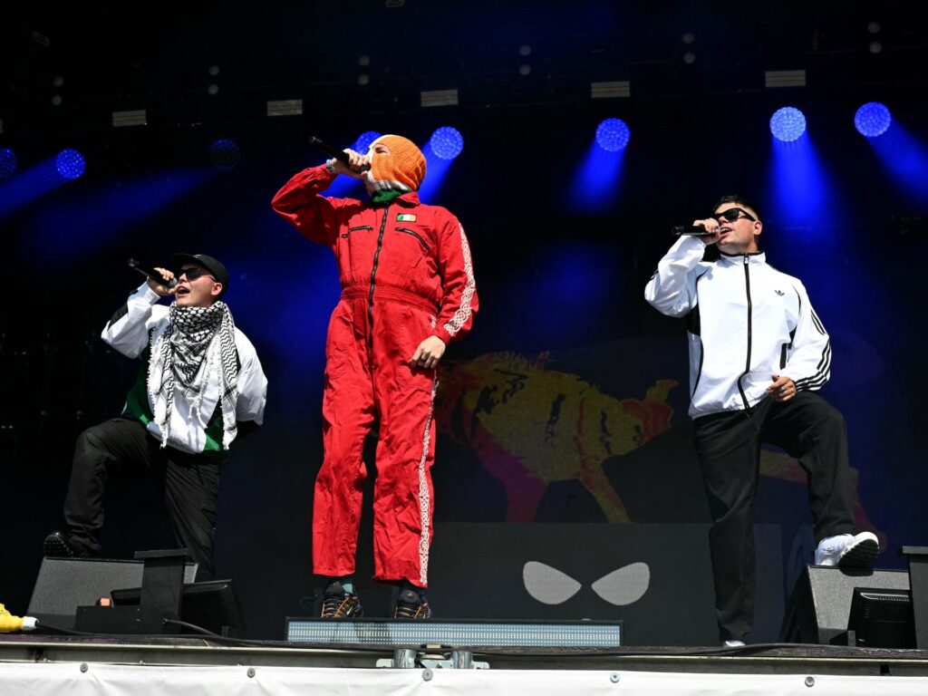 La banda irlandesa Kneecap grita a Palestine Action Group en Glastonbury