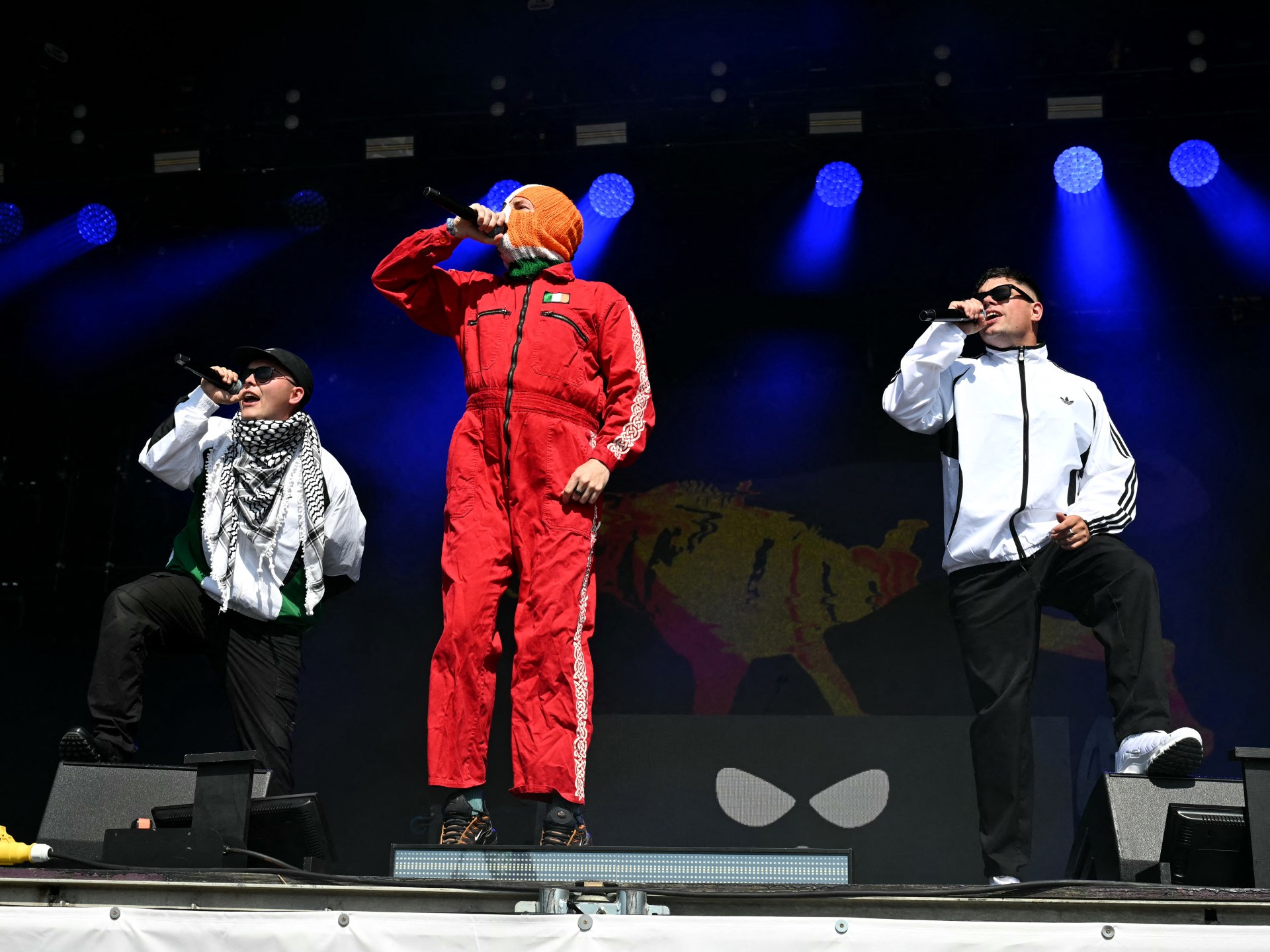 La banda irlandesa Kneecap grita a Palestine Action Group en Glastonbury