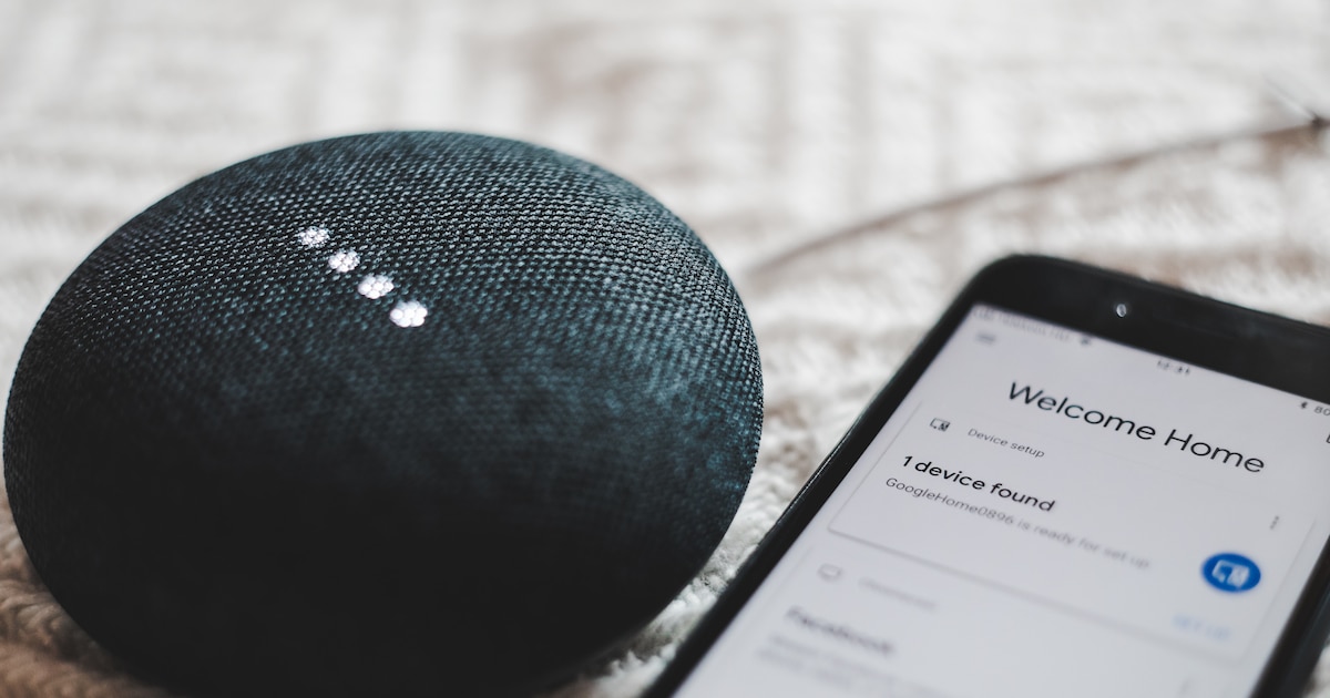 Cómo hacer llamadas desde un dispositivo con el Asistente de Google integrado paso a paso