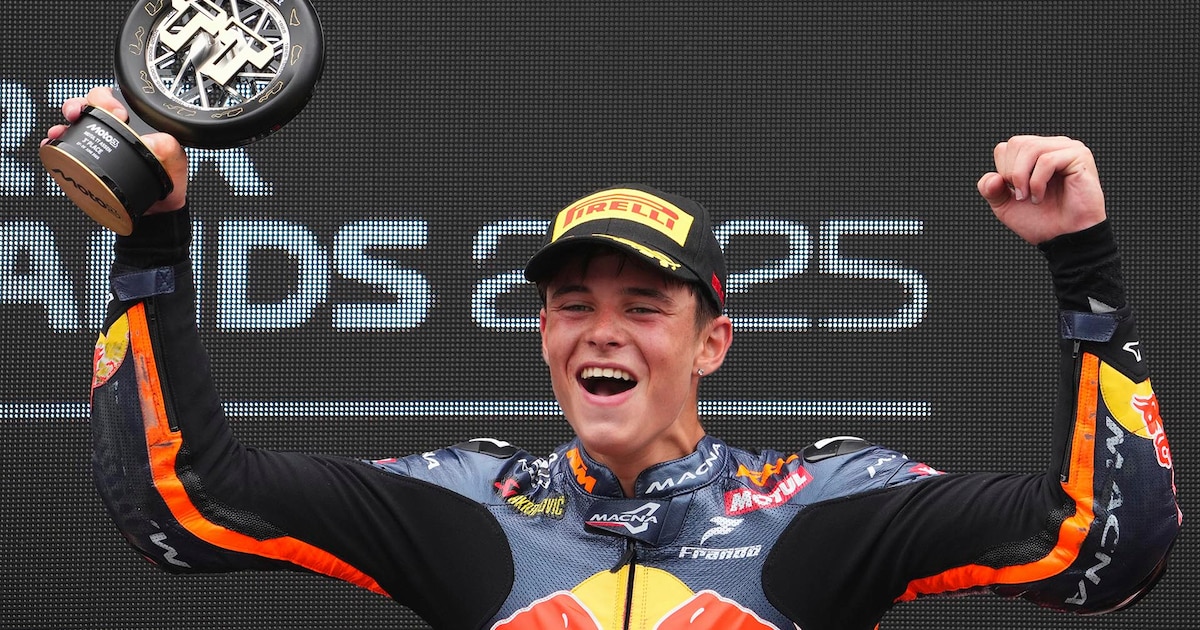 La emoción del piloto argentino Valentín Perrone tras lograr su primer podio en Moto3