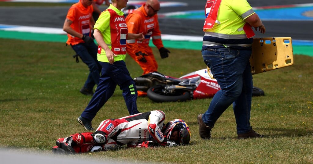 Espeluznante accidente en Moto 3: un piloto sufrió una fractura de tibia tras ser arrollado por un rival